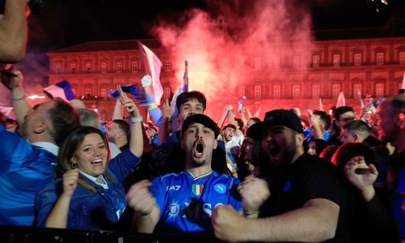 Napoli a luat „Scudetto” în Italia! E al patrulea TROFEU din istorie, primele două au fost cu Diego Maradona pe teren Ode5zwzimmq1nzlhmdcwzjywnzrlogy0nmiz.thumb