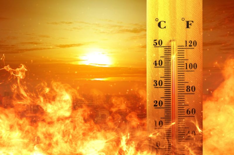 Caniculă, disconfort termic și instabilitate atmosferică în următoarele două săptămâni Thermometer,with,high,temperature,on,the,city,with,glowing,sun