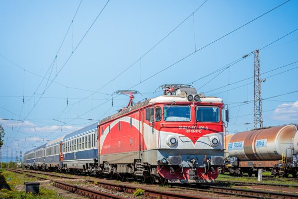 Întârziere de peste două ore pentru un tren InterRegio București Nord–Timișoara, din cauza „fragilității” șinelor pe caniculă 62557487
