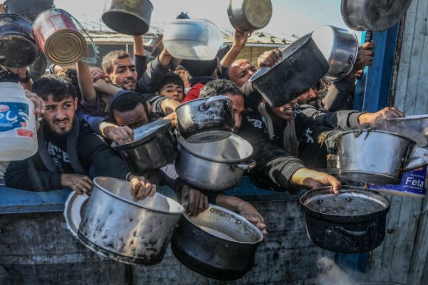 Zeci de palestinieni uciși la un centru de distribuție a hranei din Gaza. Jmhhc2g9odhhzgi2mjbjngjizjc0yziwzwzindaxmjcymtflyty=.thumb