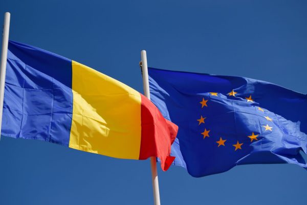Regulă nouă în UE pentru siguranța rutieră. Permisul suspendat într-o țară devine invalid în toate statele membre, chiar și pentru o simplă abatere Romania uniunea europeana steag drapel flag 1536x864