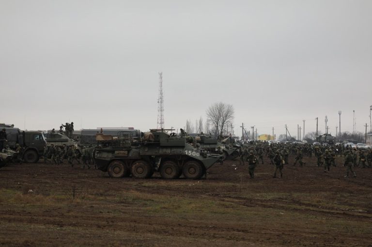 Ucrainienii constată că Rusia își epuizează stocul de armament din era sovietică. Abia acum intra in lupta tehnologia modernă, anunță analistii occidentali