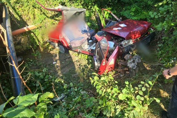 O femeie de 78 de ani a murit după ce maşina pe care o conducea a căzut într-o râpă, în Prahova. Trei pasagere au fost rănite 62565754