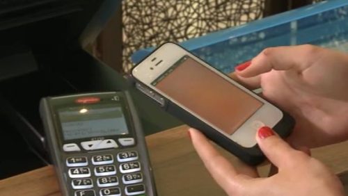 Ai voie să citeşti mesajele din telefonul cuiva fără permisiune? Legea din România de care puţini au habar