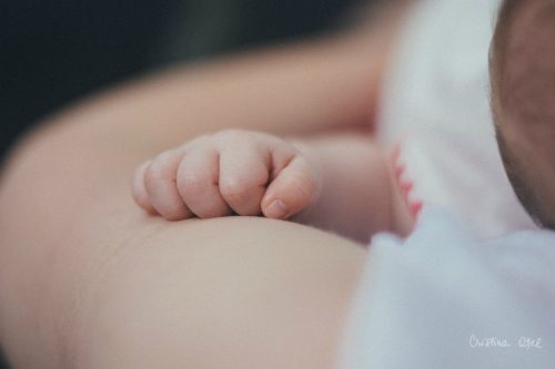 Caz uluitor la Iași: mamă condamnată la închisoare după ce și-a bătut cumplit pruncul abia născut, pe motiv că e „handicapat”. Bebelușul, salvat de bunică