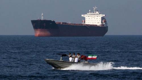 Tensiuni la cote maxime în Ormuz. Iranul amenință cu atacarea forțelor SUA care escortează navele blocate