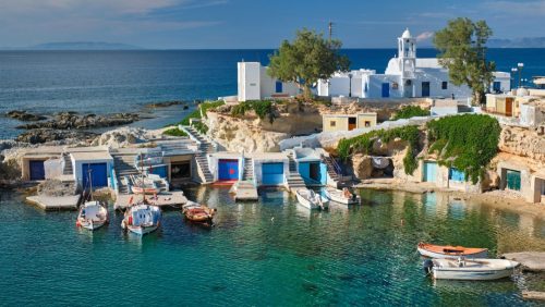 Milos, insula grecească cu plaje spectaculoase și peisaje vulcanice unice în lume. Cum ajungi aici
