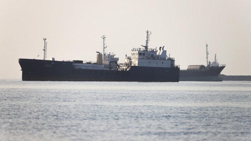 Doua nave lovite de iran in apropierea stramtorii ormuz un metanier risca sa explodeze
